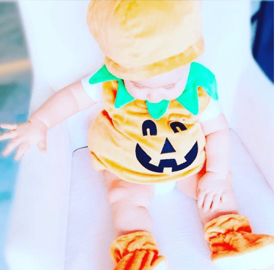 La actriz aprovecha cada oportunidad para divertirse junto a su pequeño hijo a quien disfrazó por primera vez de calabaza.