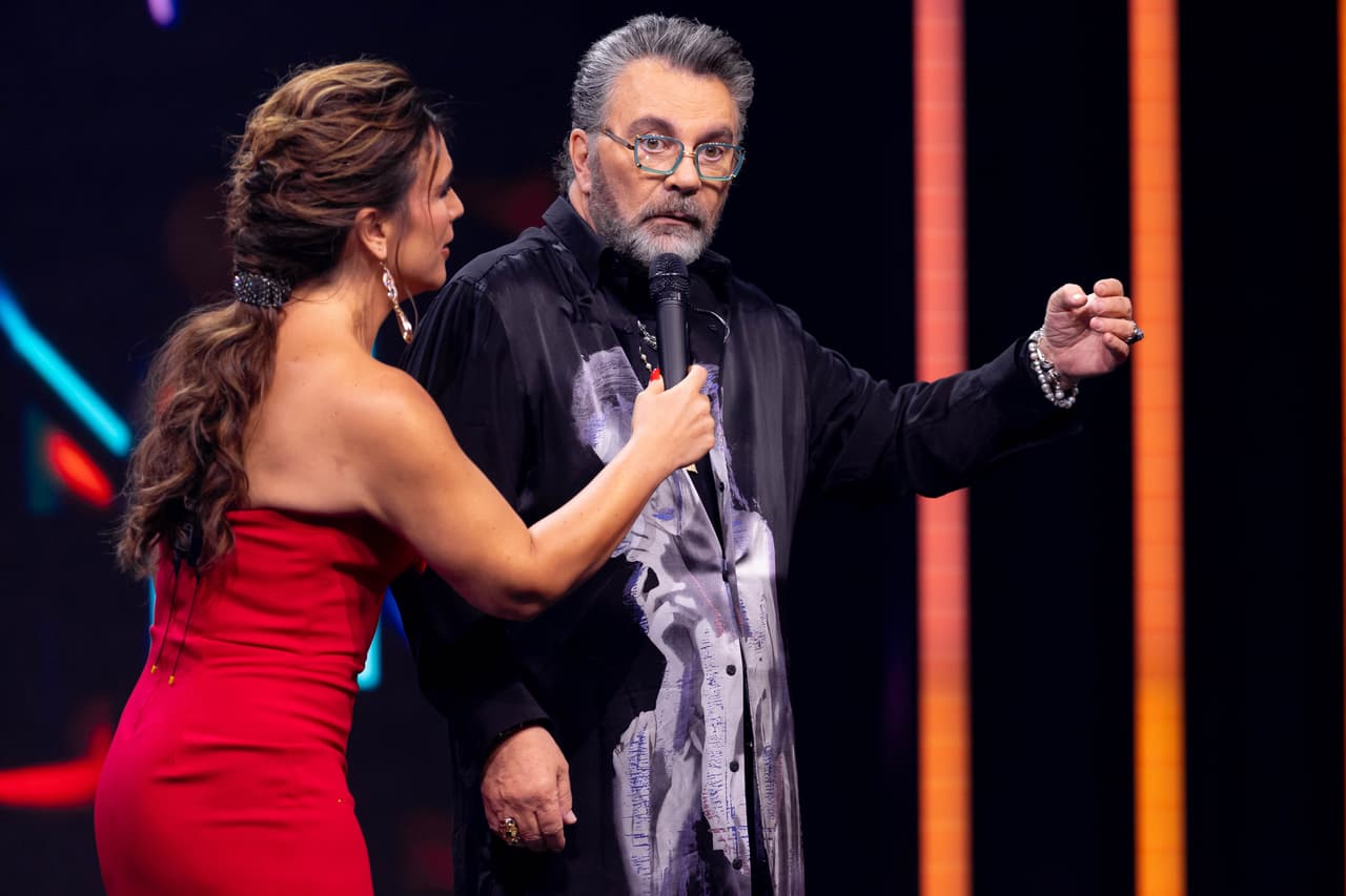 <b>Mijares no aceptó ninguna cita para su hija </b>
<br>
<br>En el capítulo 6 de Juego de Voces, Roberto Hernández cuestionó al papá de Lucerito sobre a quién preferiría como yerno entre Yahir y él mismo. Rápidamente, él desechó la pregunta con un: “No, a ninguno de los dos”. 
<br>