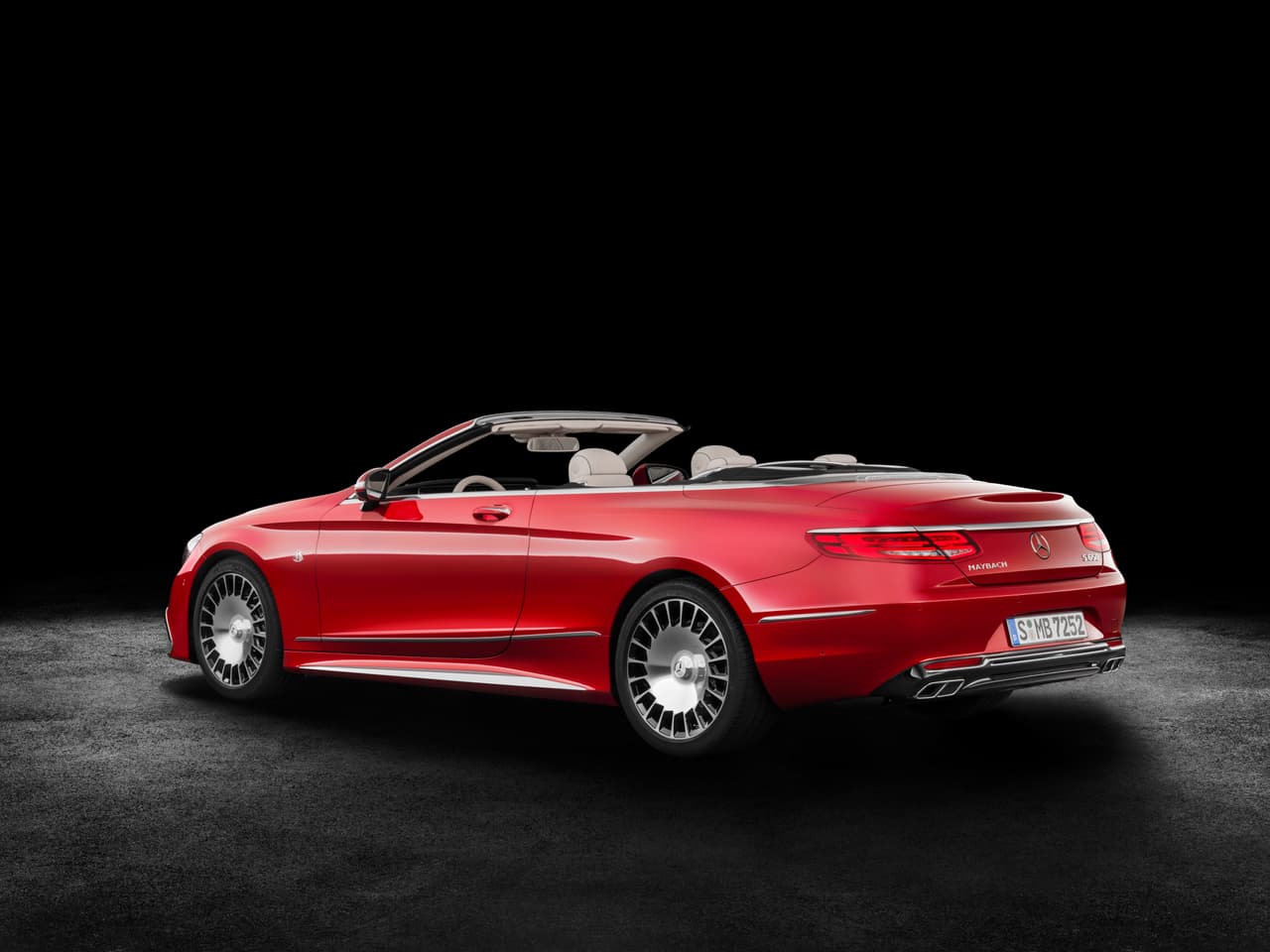 Un descapotable cumple todos los requisitos que podrían buscar en un auto. 
<a href="http://www.univision.com/noticias/los-angeles-auto-show/los-angeles-2016-mercedes-maybach-s650-cabriolet">Un motor monstruoso y un exterior refinado que llame la atención de todos</a>, de preferencia en tonos amarillos o dorados.
