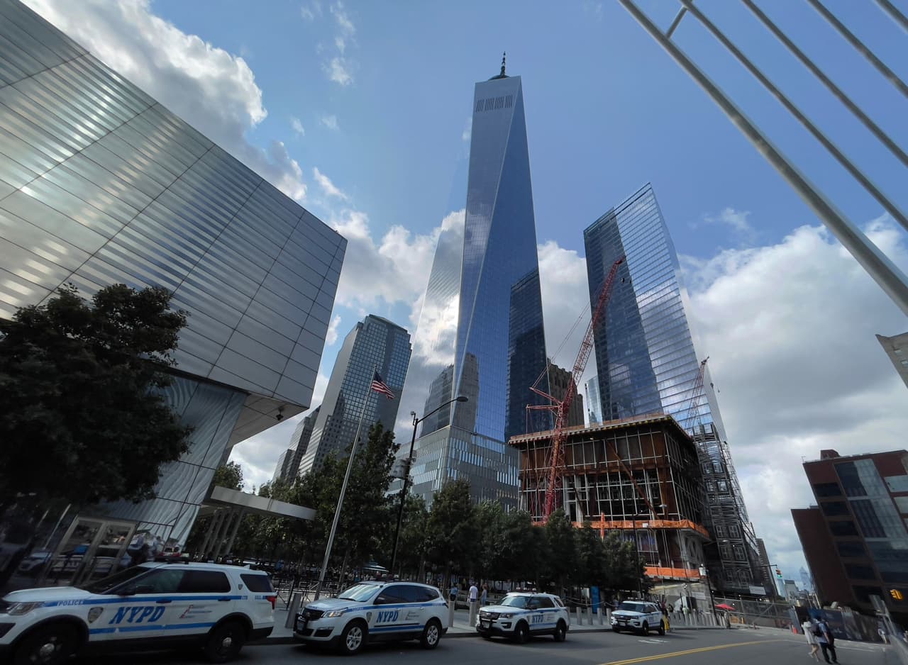 Varios monumentos de Nueva York se iluminaron de amarillo, azul y rojo el domingo para conmemorar los 40 años de la fundación de la cadena MTV.