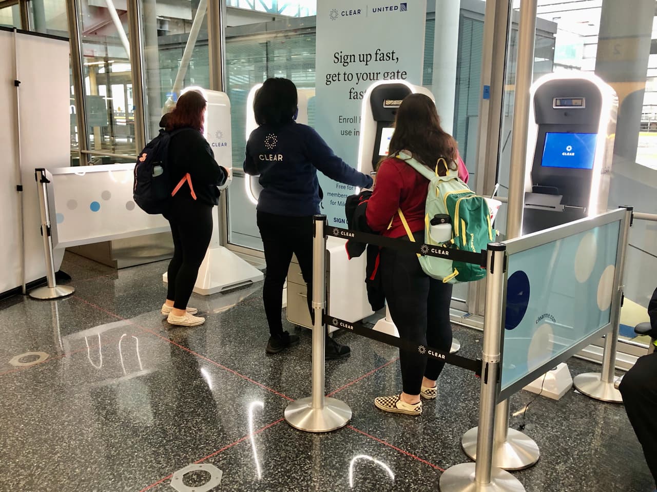 Durante los últimos días, más de un millón de personas han pasado diariamente por los aeropuertos del país. Aunque es importante señalar que casi un 15% menos de los residentes de Illinois viajarán este año en comparación con el pasado.