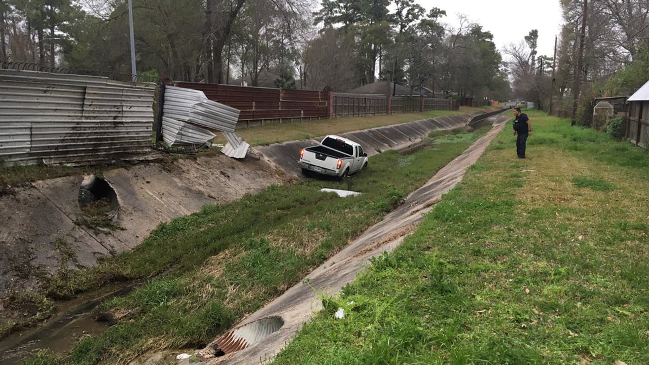 Persecución policial termina con el sospechoso cayendo en un canal