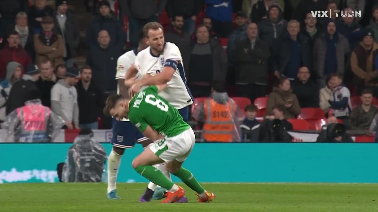 ¡Se calientan los ánimos! Kane y Molumby se llevan la tarjeta amarilla