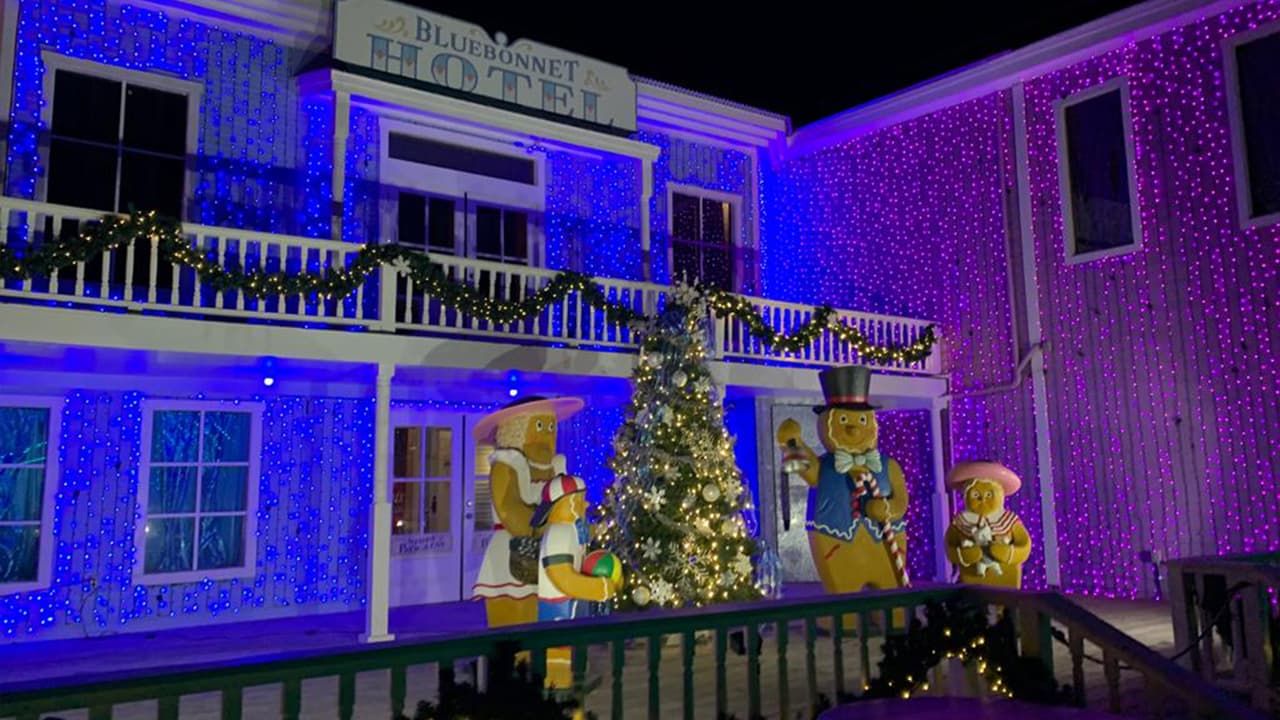 El Bluebonnet, es el hotel del pueblo que está pintado de color azul en honor a la flor que representa al estado.