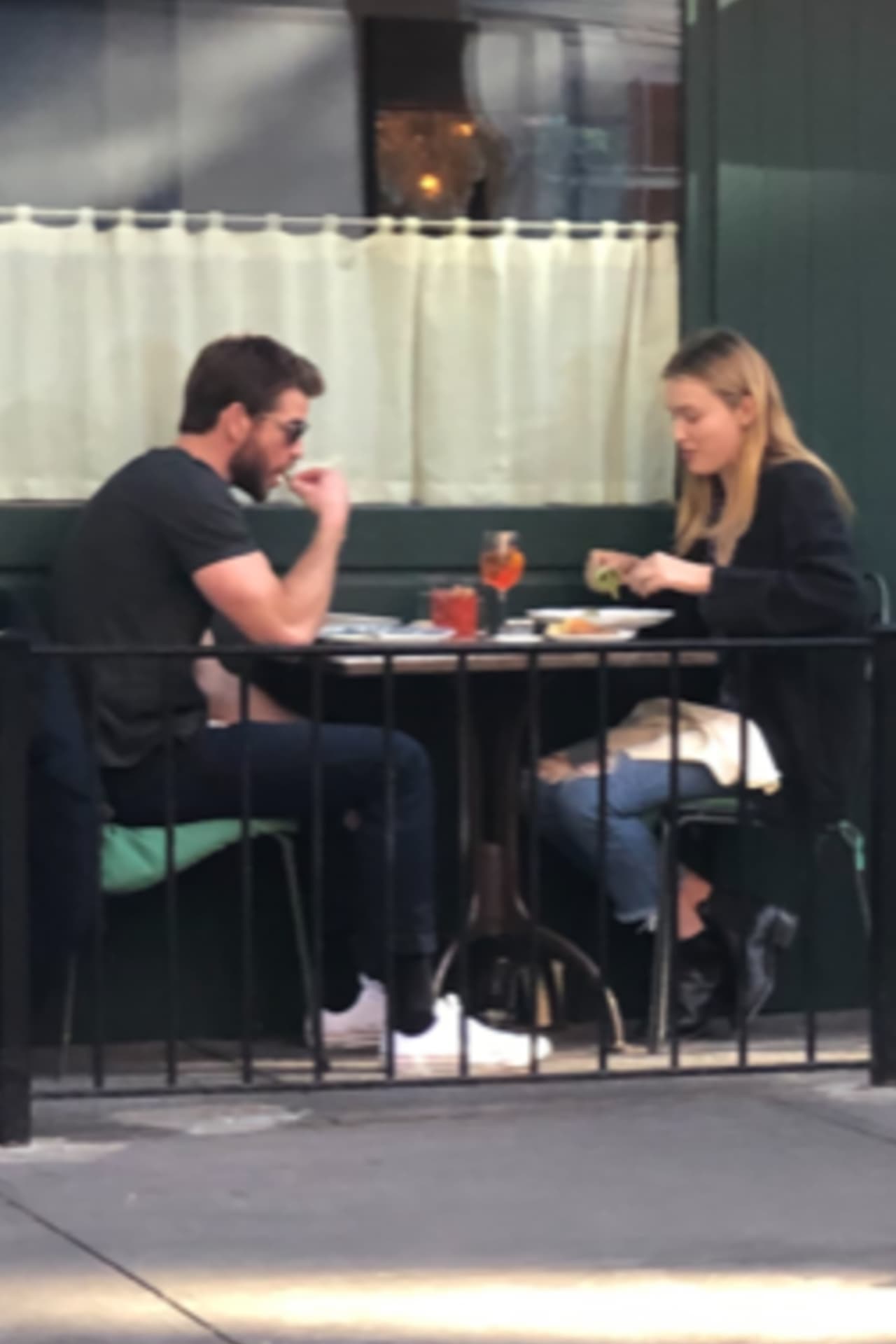 Liam y Maddison fueron captados en el vecindario West Village de Nueva York y fueron a comer al restaurante italiano Sant Ambroeus.