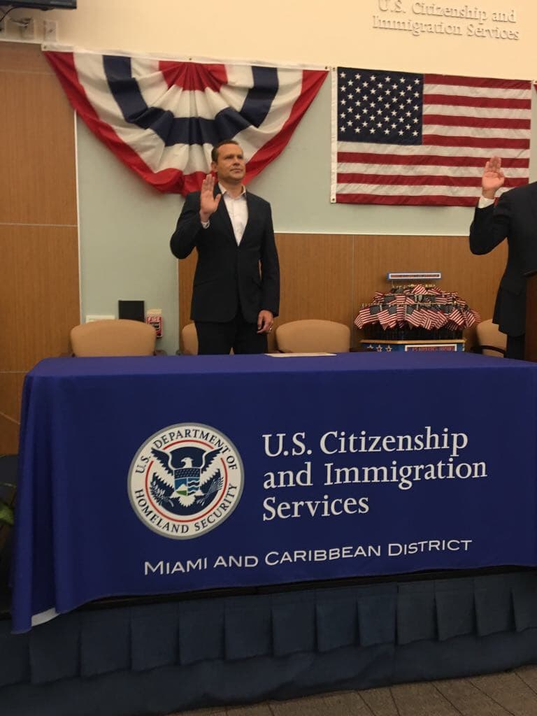 En una ceremonia muy emotiva, Alan Tacher se convirtió en ciudadano de Estados Unidos.