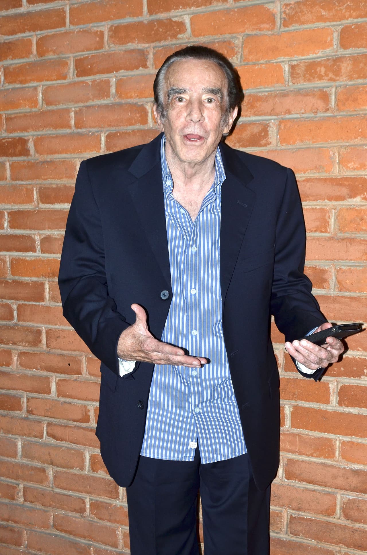 El actor 
<b>Mauricio Herrera</b>, de 86 años, y su esposa Luhana Gardi, de 51, fueron confirmados con la enfermedad el 4 de julio. El mánager del actor, Miguel Ángel Jaguey, dio a conocer la noticia y dijo que la pareja prefería mantener esta situación en privado, según información del diario 
<b><a href="https://www.reforma.com/mauricio-herrera-y-su-esposa-tienen-covid-19/ar1980937?v=4" target="_blank">Reforma</a></b>. Lograron recuperarse.
<br>