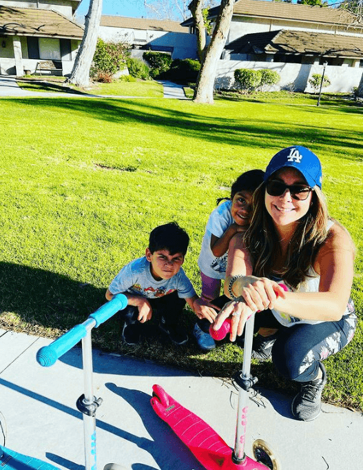 "Nacieron de mi corazón mis hijos, y bueno, yo lo platico y 
<b>ellos lo saben </b>porque me encanta invitar a la gente a que se anime (a adoptar)".
<br>