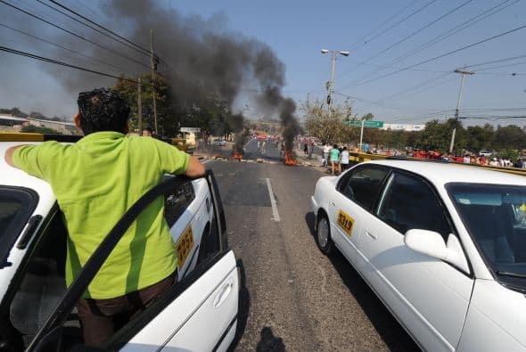 Los miembros del Frente Nacional también se manifestaron en apoyo a la protesta de maestros contra la transferencia de la autoridad educativa a los municipios.