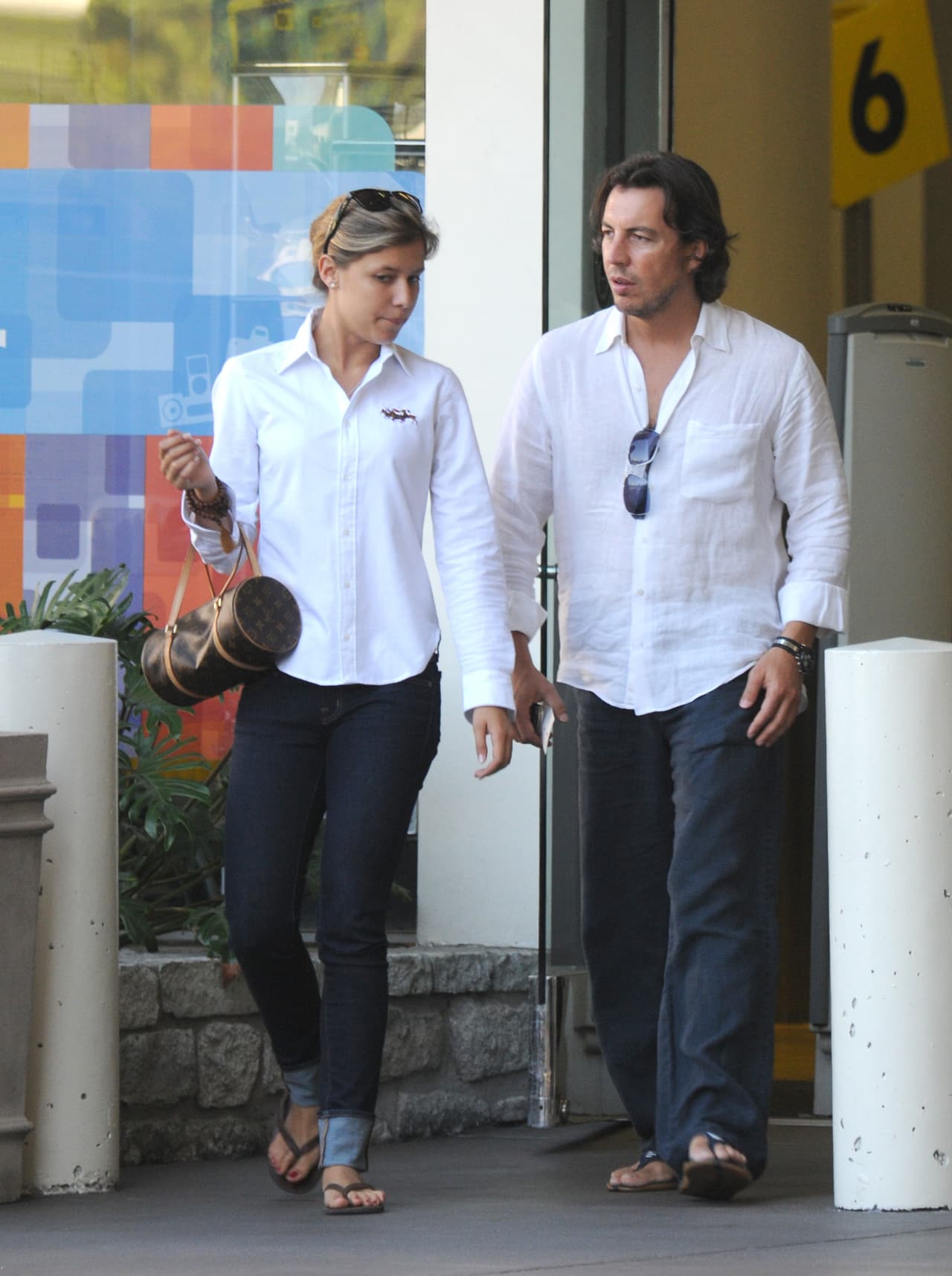 Después visitaron una tienda de articulos electrónicos.