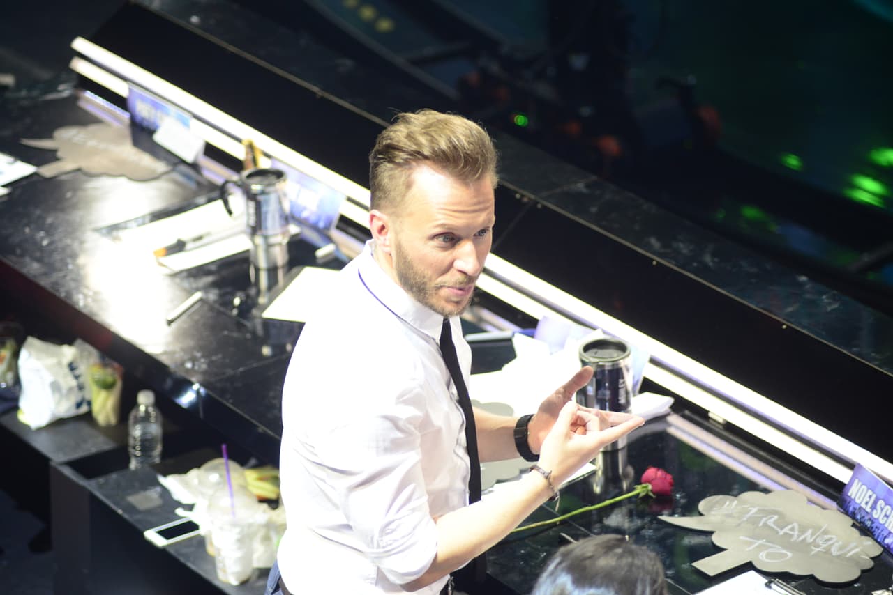 Cuando no están frente a la cámara, los famosos hacen de todo, lo malo es que no se dan cuenta que nuestra cámara indiscreta anda alerta y los está viendo. Así fue como captamos a jueces y capitanes en el detrás de cámaras.