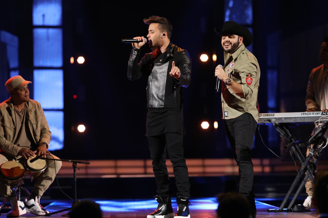 Prince Royce y Gerardo Ortiz
<br>Año: 2017
<br>Interpretaron 'Culpa al corazón', 'La carretera' y 'Moneda'.
