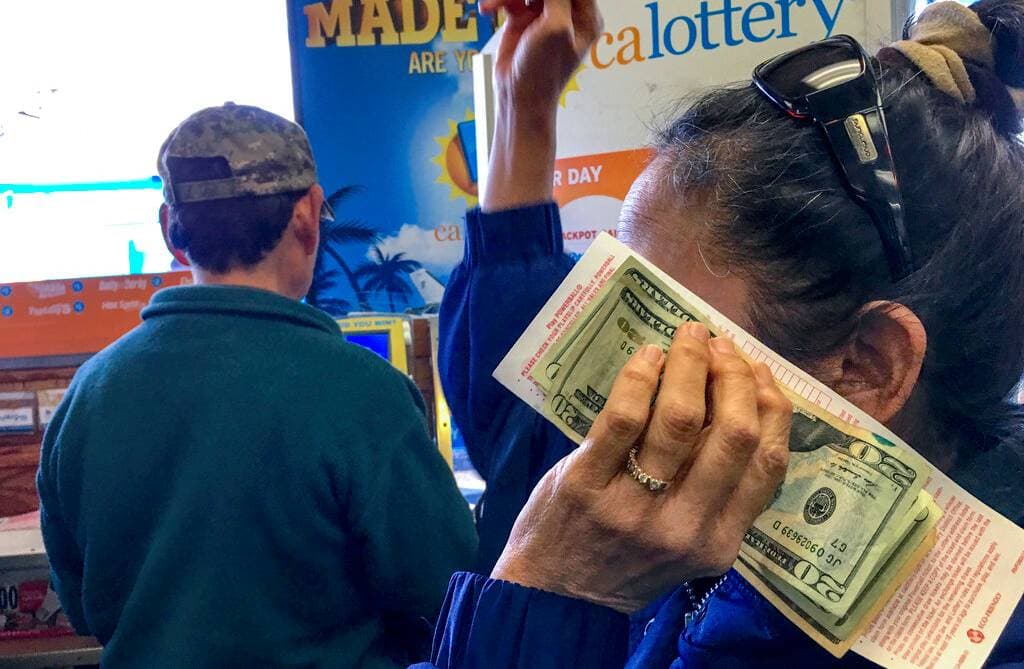 Gana $13 millones tras comprar boleto de lotería con dinero de reciclaje en California