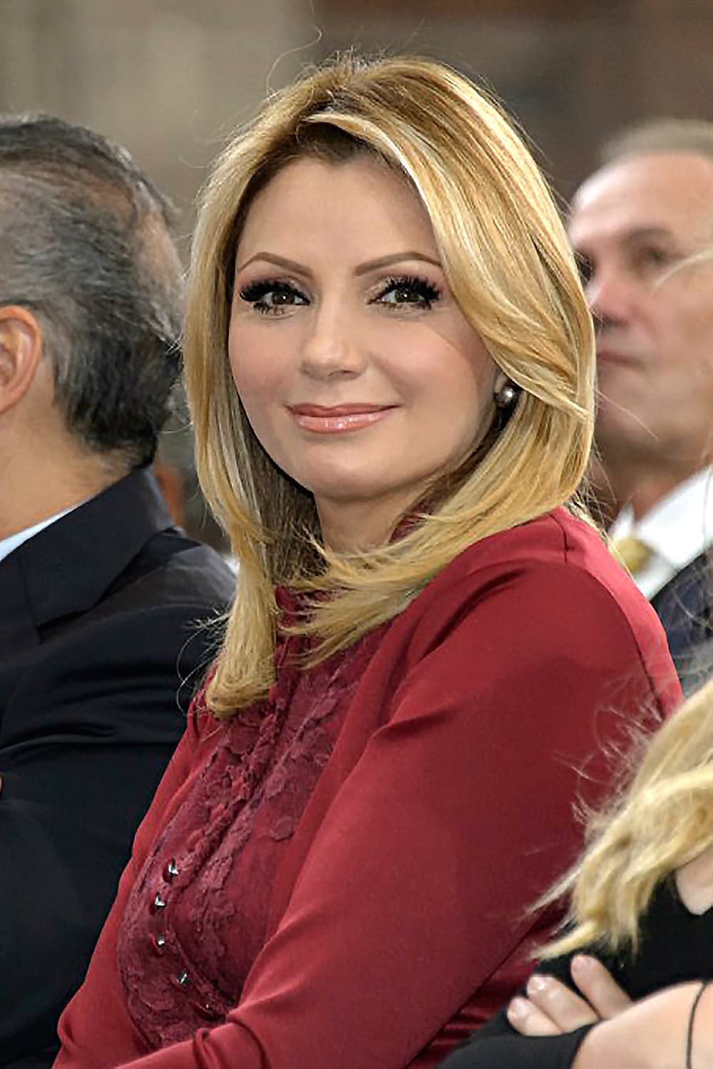 Aunque ahora coinciden en el aspecto de su apareciencia, existen muchas diferencias entre ellas, principalmente que Angélica le lleva casi 20 años de edad a la pareja en turno del exmandatario mexicano.