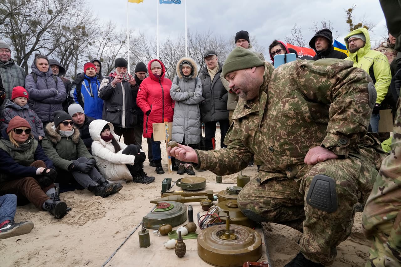 Un hombre enseña cómo usar una granada a miembros de un grupo de defensa ucraniano, en una imagen del 20 de febrero de 2022.