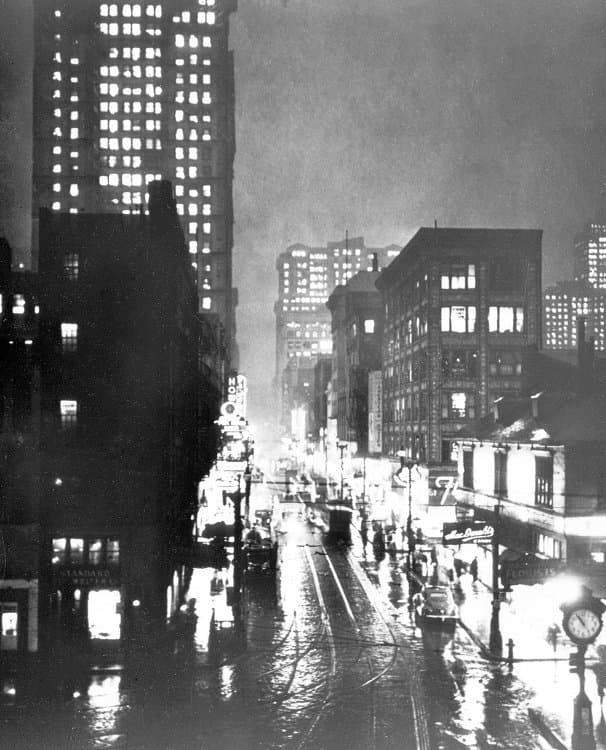 “Esquina de las avenidas Liberty y Quinta 10:55 AM”. 1940.