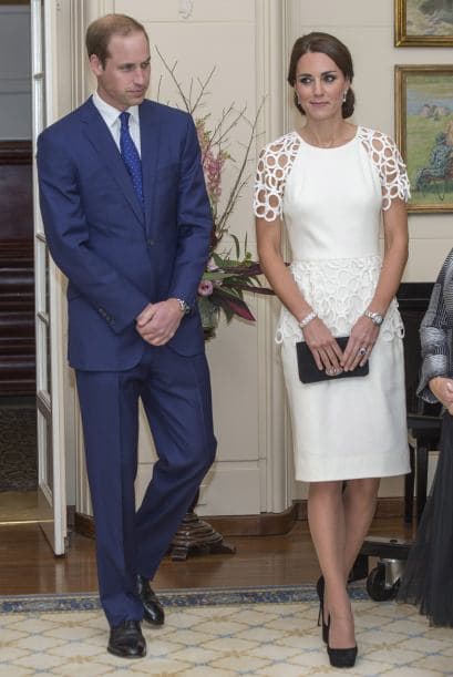 La duquesa de Cambridge nos sorprendió con su elección de vestuario para su visita en la Casa de Gobierno de Canberra, Australia. Pero no crean que enseñó piel de más, para nada. Kate simplemente eligió un diseño más arriesgado de lo que acostumbra. Lució hermosa en un vestido blanco de la diseñadora Lela Rose. Más videos de Chismes aquí.