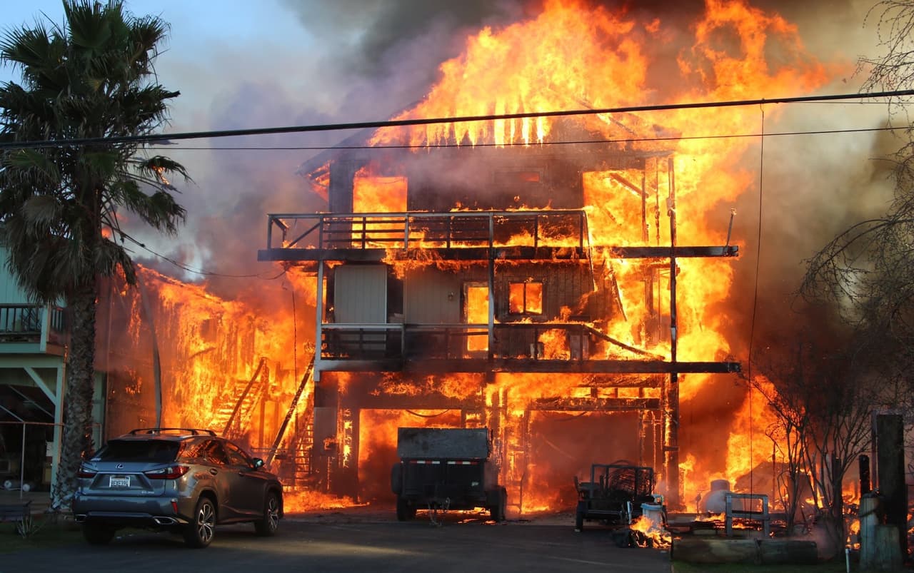 "Las llamas salían por todas las ventanas": bomberos del este de la Bahía evitan una tragedia