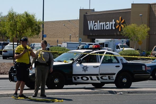 Según relataron los oficiales, la mujer disparó contra uno de los policías mientras llenaba su vaso de refresco.
