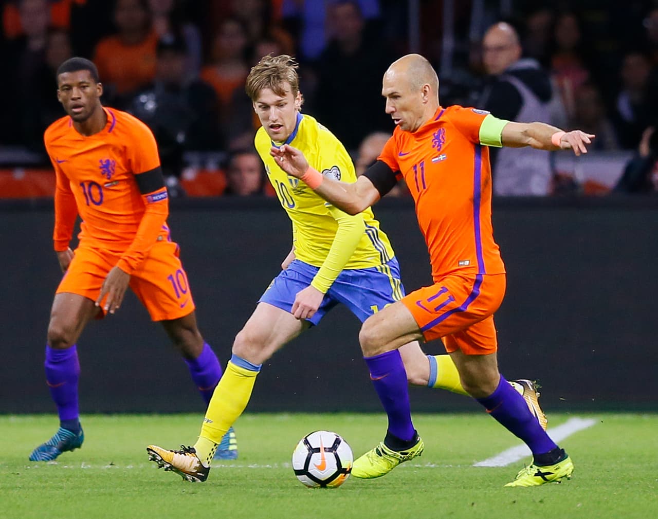 Sin duda, el jugador del partido fue Robben, y desde muy temprano generó peligro en el área sueca.