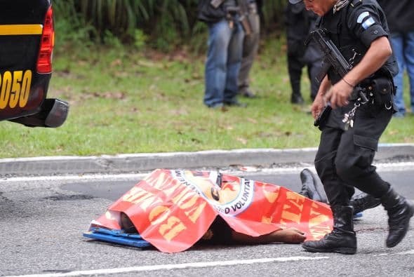 Una mujer policía fue asesinada el jueves cuando abordaba un autobús en la capital guatemalteca, lo que aumentó a 29 los agentes asesinados desde enero.