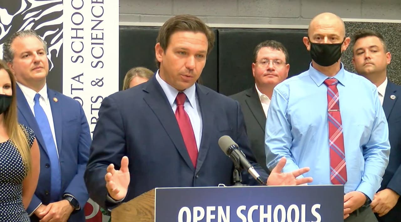 Ron DeSantis anuncia que maestros de Florida recibirán bono de $1,000