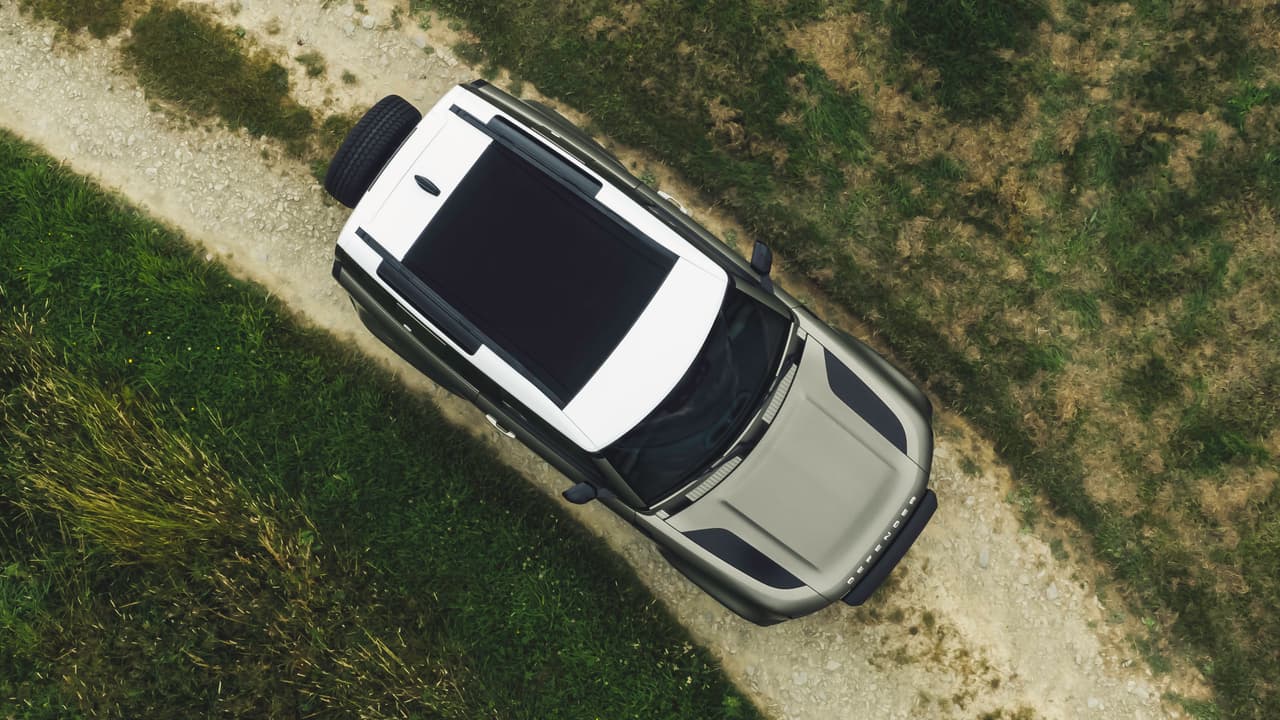 Land Rover anunció que todas las variantes ofrecen capacidad de arrastre de hasta 8,200 libras (3,720 kilos).