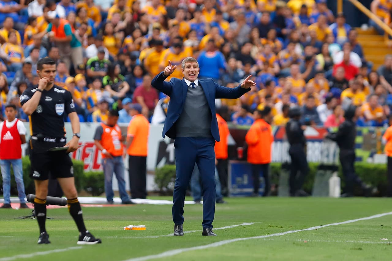 Martín Palermo otorgaba indicaciones constantes a sus dirigidos pero mostraba cierta tranquilidad ya que los hidalguenses iban solo por una anotación.