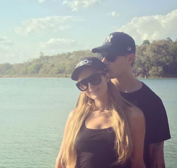 Paris Hilton con su novio en Tulum, México