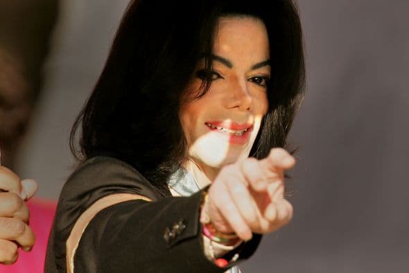 Forbes nos presentó a aquellos que desde la tumba ven sus bolsillos, o más bien los de sus herederos, crecer y crecer. La lista de los muertos más ricos. El primer sitio es para "El Rey del Pop", Michael Jackson. Este año le fue más fructífero que el anterior, pues superó el tercer sitio que ocupó de este mismo listado el año pasado para colocarse en la plaza de honor con los $275 millones en ganancias que ha generado en un periodo de 12 meses.