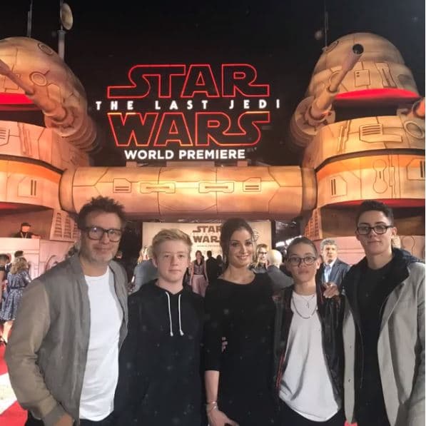 La ex Miss Universo acudió al estreno de la cinta en Los Angeles acompañada por sus hijos.