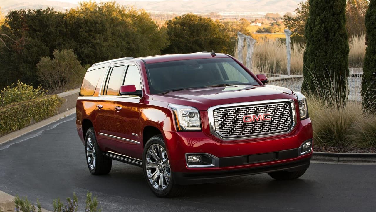 <u><b>GMC Yukon Denali 2015</b></u>
<br>La GMC Yukon Denali es la prima hermana de la Cadillac Escalade. Estas comparten no solo la carrocería y el tren motor, pero también elementos que componen sus lujosas cabinas. A pesar de sus similitudes, la Escalade se encuentra un peldaño mas arriba en cuestiones de lujo y de precio.
<br>