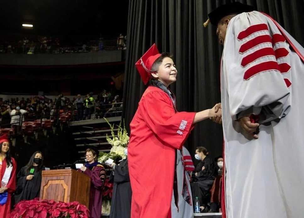 Obtiene su quinto título universitario con tan solo 15 años de edad