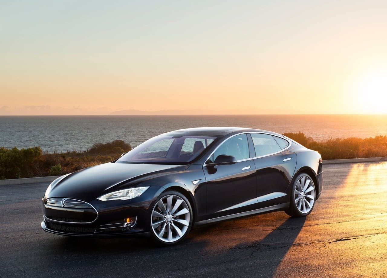 <b>Tesla Model S – Primer lugar en el segmento de los carros eléctricos usados</b>
<br>
<br>Depreciación a 5 años: 61.5%
<br>Calificación promedio de seguridad de la NHTSA: 5.0
<br>
<br>El Tesla Model S revolucionó el segmento de los autos eléctricos, gracias a su amplia lista de características innovadoras, entre ellas una enorme pantalla táctil de 17 pulgadas. También elevó el listón por su rango totalmente eléctrico que supera con creces a sus rivales. En su segmento, es el modelo que mejor retiene su valor y tiene calificaciones perfectas de seguridad con 5 estrellas.