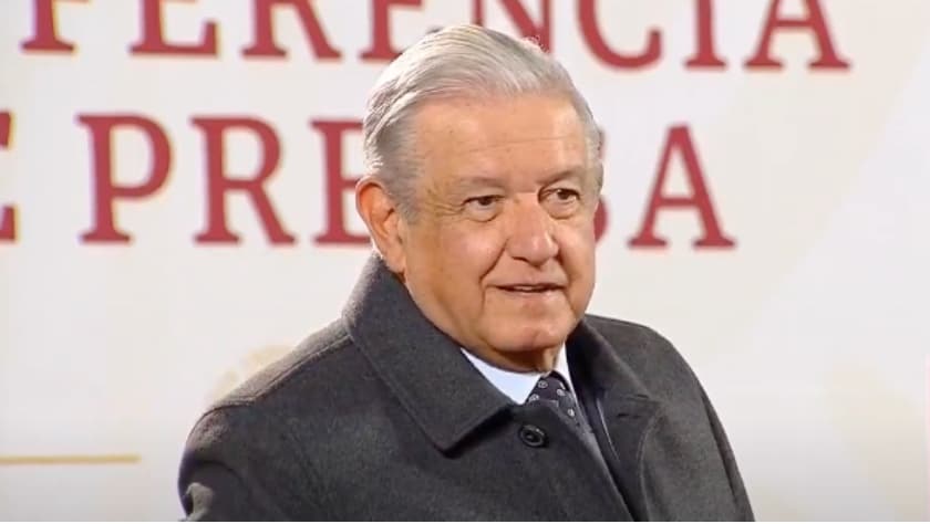AMLO vuelve sin mascarilla a su 'Mañanera' y anuncia que ya no tiene covid-19