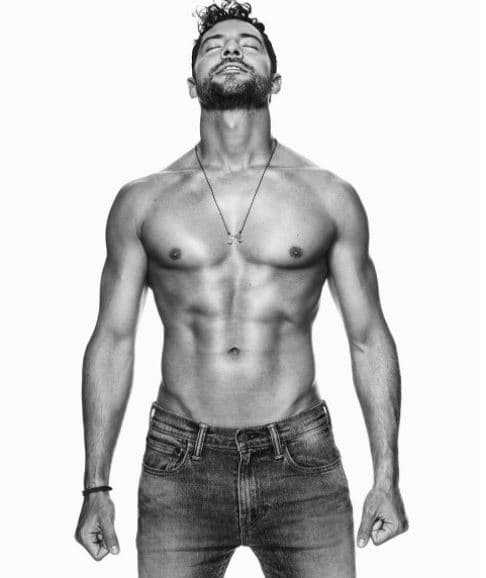 De hecho, el cantante a veces comparte con todos sus seguidores sus mejores rutinas de ejerciocio para mantenerse como él.