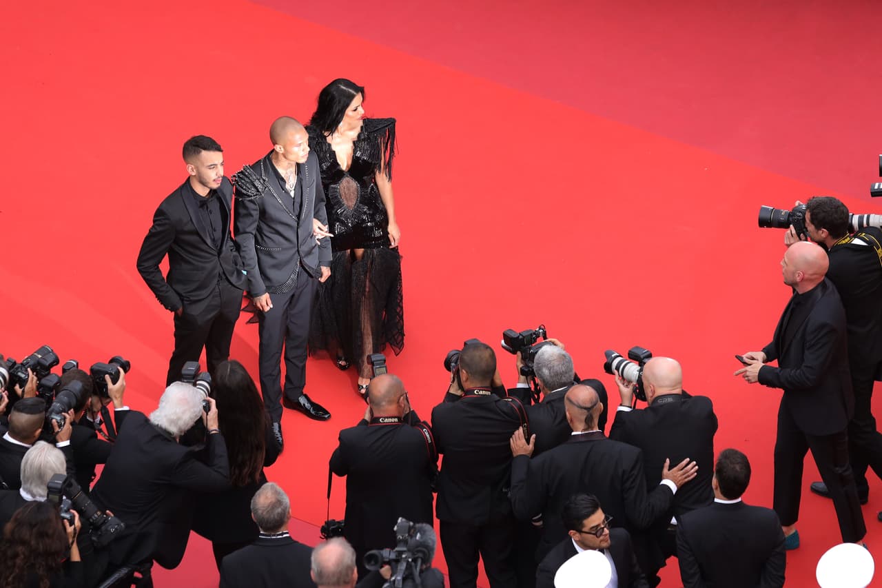 Ambos lucieron elegantes prendas negras con su propio estilo y posaron ante los fotógrafos que se dieron cita en el evento.