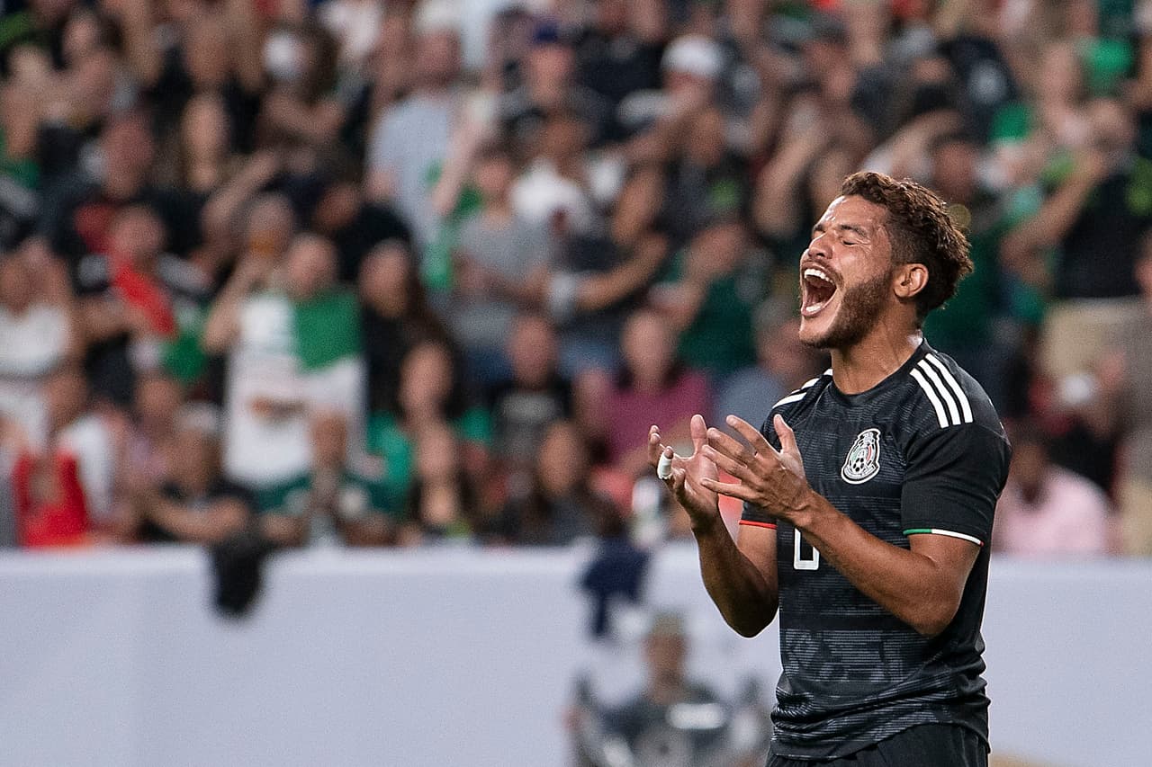 Jonathan tuvo una gran ocasión, un tiro de volea que apenas pasó por encima de la portería canadiense, por eso la reacción del menos de los Dos Santos.