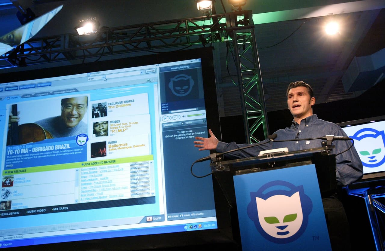 <h3 class="cms-H3-H3">Un salto para la música digital </h3>
<br>
<br>Antes del lanzamiento del iPod, la industria musical enfrentaba numerosos retos: si bien el Walkman continuaba siendo el líder en la reproducción portátil (Sony dejó de fabricarlo hasta 2010),
<b>la plataforma Napster había establecido una manera para intercambiar música sin pagar a las casas productoras ni a los artistas</b>. El lanzamiento de iTunes, en enero de 2001, y el iPod, en octubre de ese mismo año, facilitó una manera de extraer y administrar contenido musical y abrió el camino para la venta minorista de música digital.
<br>