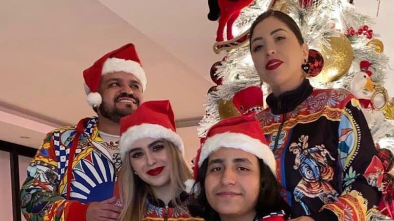 "Feliz Navidad a todos. Nuestros mejores deseos. Que la alegría, la paz y la salud reine en sus hogares. Una Navidad muy diferente, me faltan amores, pero 
<b><a href="https://www.univision.com/famosos/belinda-y-hermana-de-christian-nodal-se-parecen-fotos">el covid se hizo presente en nuestro hogar</a></b>, solo deseamos que todo esto pase y la salud regrese pronto. Pronto volveremos a abrazar familia y amigos", se lee en la postal.
<br>