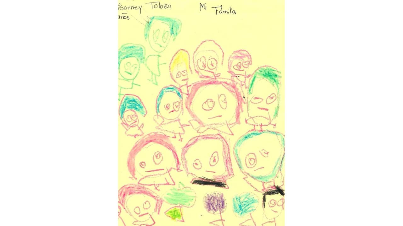 Los dibujos infantiles, llenos de rostros y colores, contrastan con la realidad que viven, algunos muestran expresiones serias o tristes y el hacinamiento, como una forma de representar 
<b>convivencia forzada y emociones compartidas dentro del centro.</b>