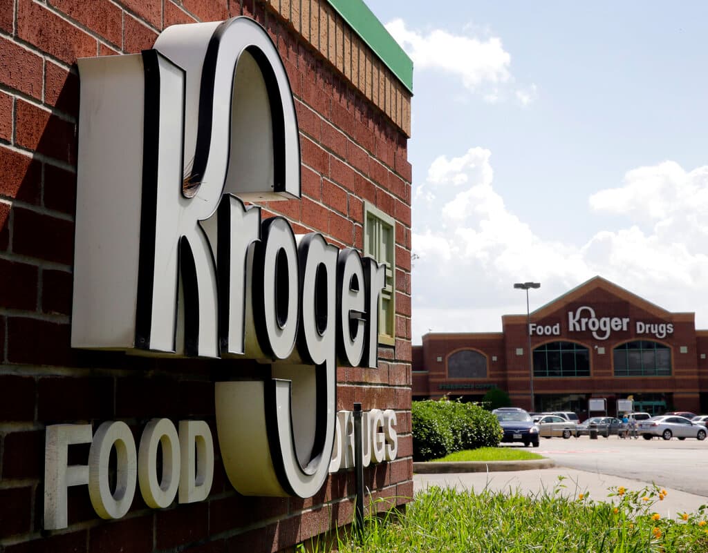 <b>Kroger.</b> Al presentar su tarjeta de vacunación, los empleados de estos supermercados recibirán un pago de $100. Aquellos que por motivos de salud o religiosos no pueden ponerse la vacuna, también recibirán el pago si pasan un curso de salud y seguridad. "Recomendamos encarecidamente a todos los clientes y asociados que reciban la vacuna para frenar la propagación del covid-19, y haremos todo lo posible para asegurarnos de que tengan acceso tan pronto como esté disponible", dijo el director médico de Kroger en 
<a href="http://ir.kroger.com/CorporateProfile/press-releases/press-release/2021/Kroger-Announces-New-Vaccine-Payment-for-All-Associates/default.aspx" target="_blank">un comunicado</a>.