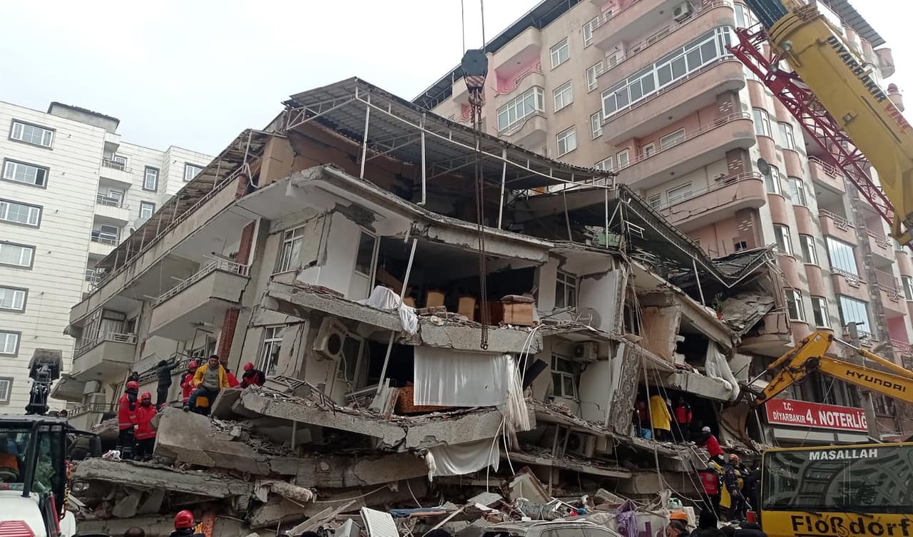 Así quedó este edificio en Diyarbakir, una de la ciudades más afectadas por el terremoto en Turquía.