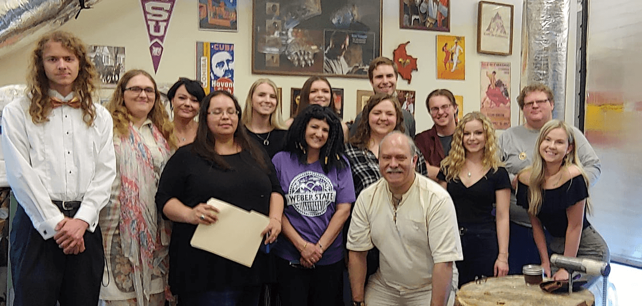 Rene Venegas comparte junto a un grupo de estudiantes de joyería en Weber State University.
