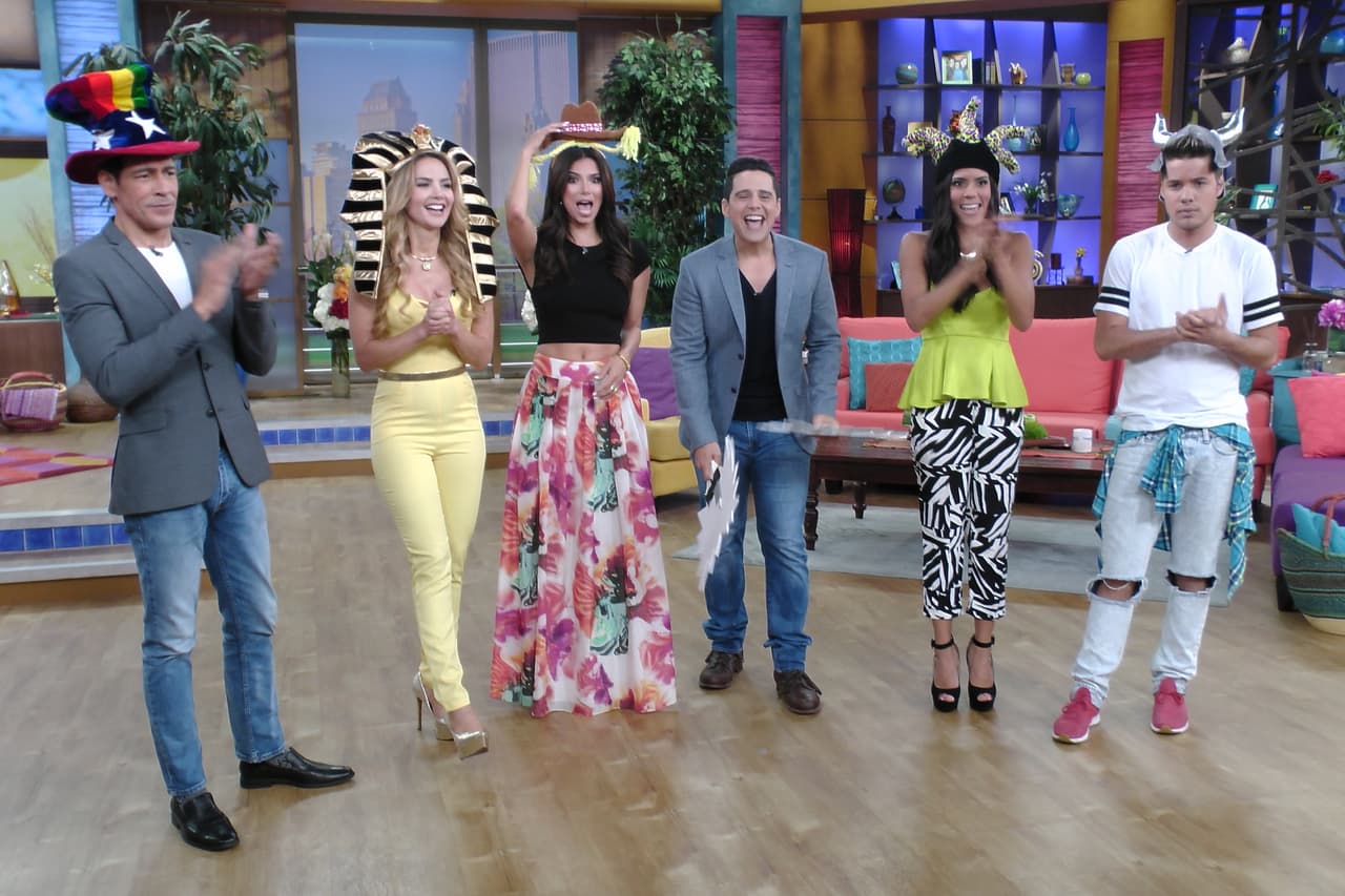 Y ella, tan bella como siempre, les siguió el juego. Cantando y bailando le dieron la bienvenida al viernes.