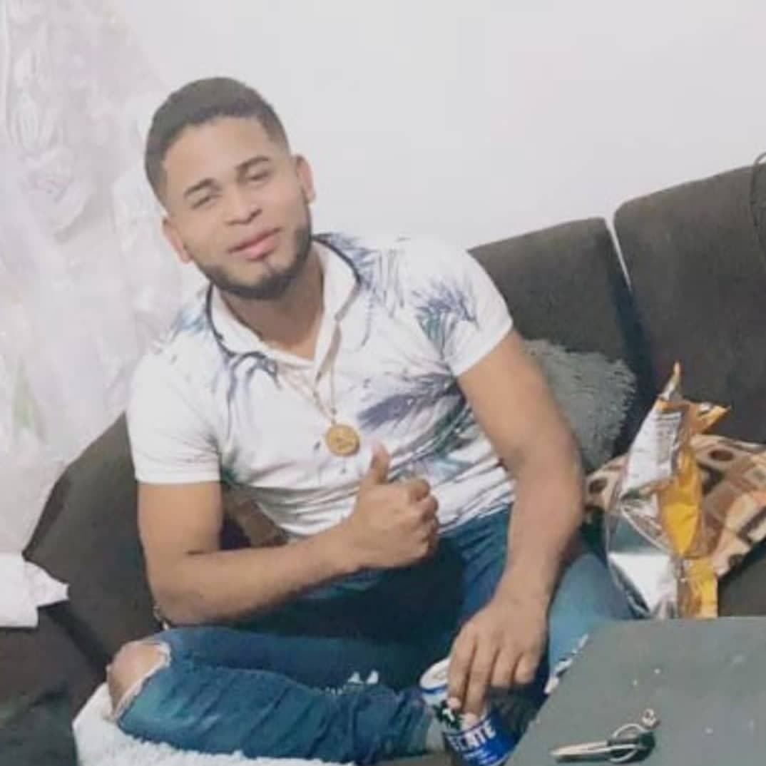 Clinton Alex Blucha luce medalla con iniciales del Cartel del Noreste