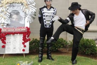 Fans de Michael Jackson se reúnen en cementerio para recordarlo