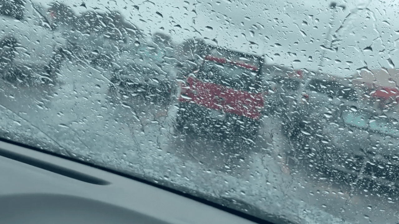 Otra usuario tomó un video de las condiciones del tiempo afuera del Home Depot ubicado junto a la autopista 410, al oeste de San Antonio.