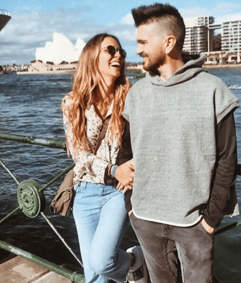 Desde 2004, Karen Martínez se convirtió en la esposa del cantante.