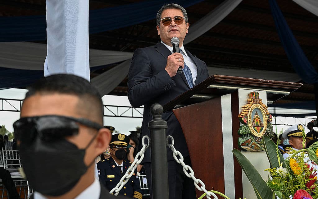 El presidente Juan Orlando Hernández pronuncia un discurso durante la celebración del 196 aniversario del Ejército de Honduras, en el Campo Parada Marte, en Tegucigalpa, el 10 de diciembre de 2021.